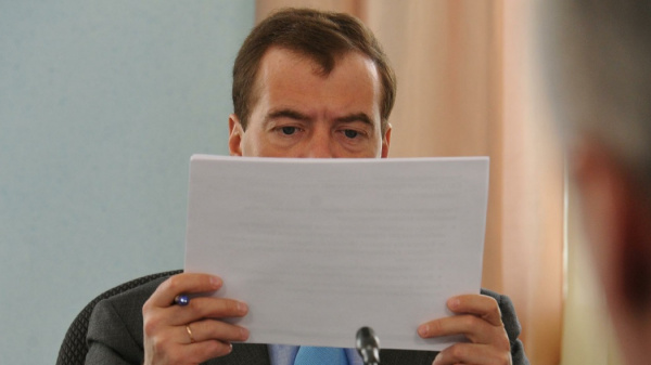 Медведев пообещал не менять ставки по налогам в ближайшие 6 лет Медведев пообещал не менять ставки по налогам в ближайшие 6 лет